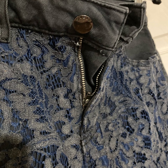 GUESS Womens Claudia Tinsel Blend Lace-Trim Denim Shorts Black 27 - Picture 6 of 9